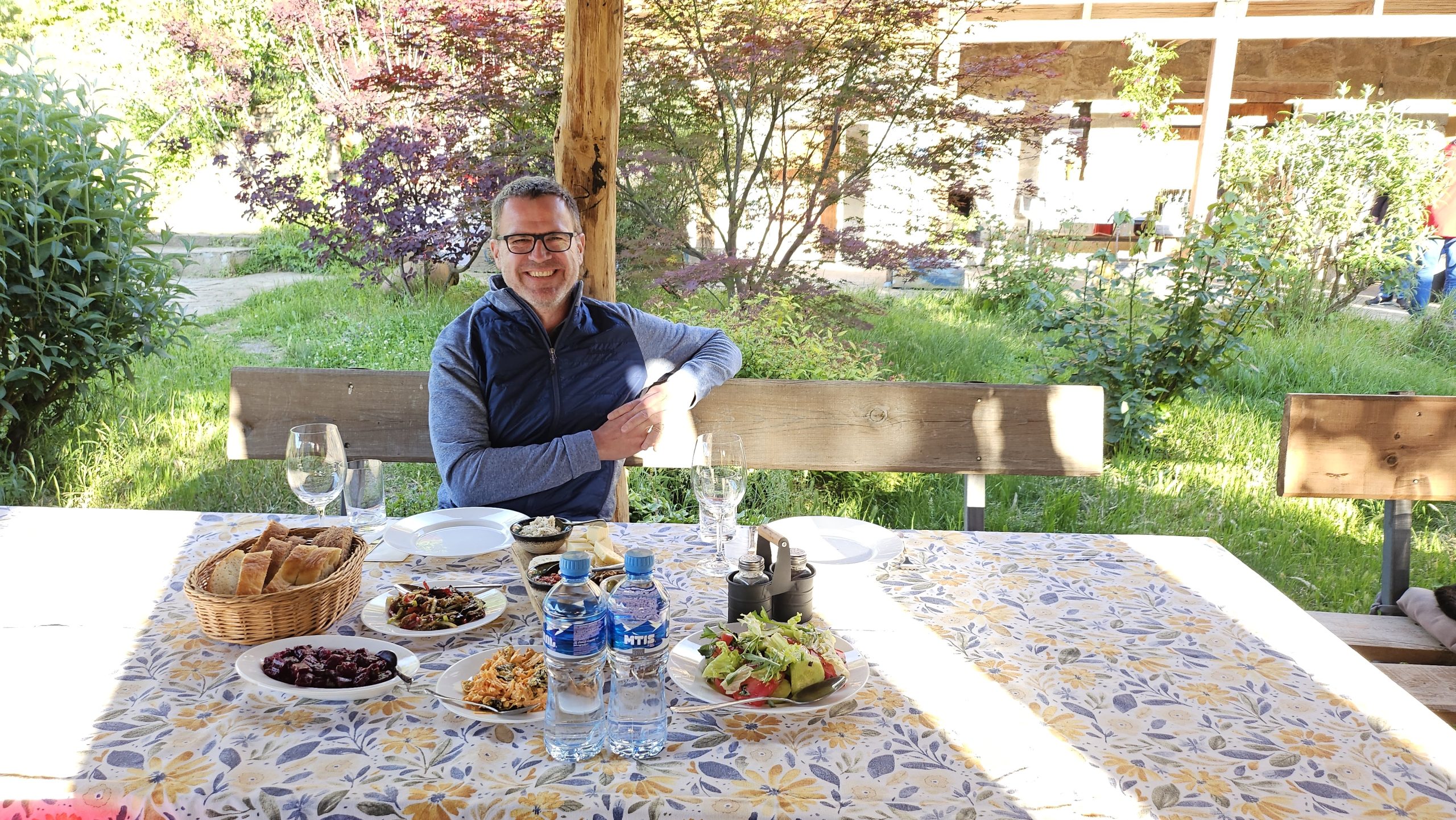 abendessen in nika vacheishvilis gästehaus, ateni, georgien, mai 2024