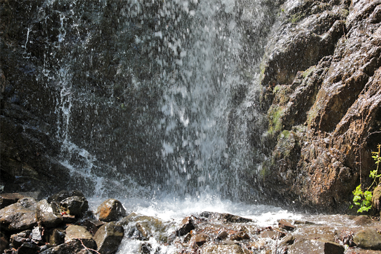 wanderung bei nika vacheishvili, wasserfall, ateni, georgien, mai 2024