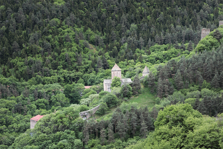 kloster sapara versteckt in den wäldern, georgien, mai 2024