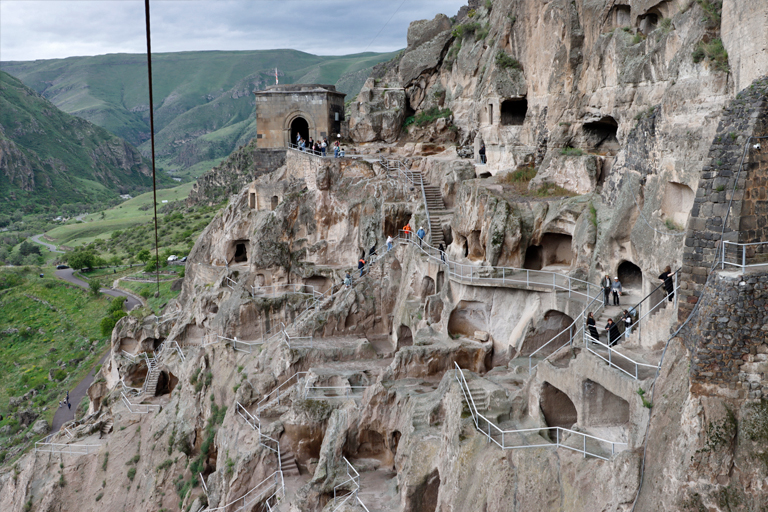 blick ins tal von der höhlenstadt wardsia, georgien, mai 2024