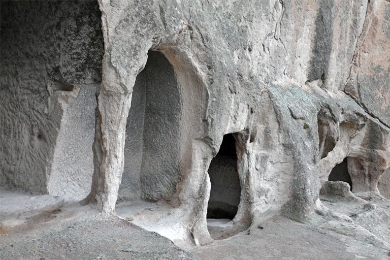 blick in eine höhle in wardsia, georgien, mai 2024