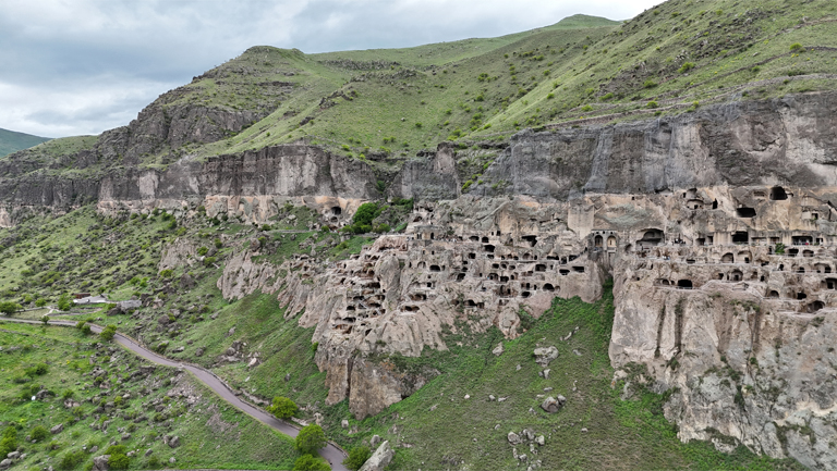 höhlenstadt wardsia, mit der drohne aufgenommen, georgien, mai 2024