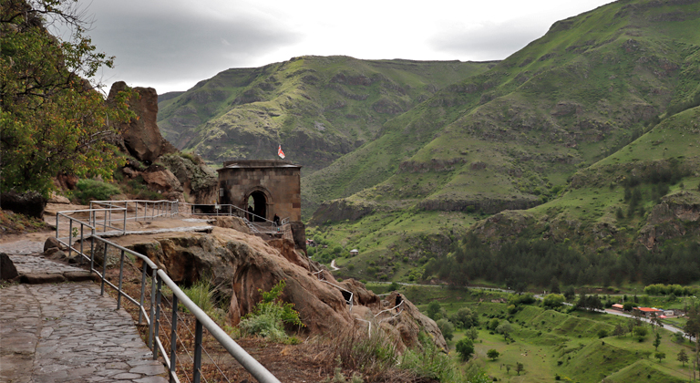 landschaft und die höhlenstadt wardsia, georgien, mai 2024