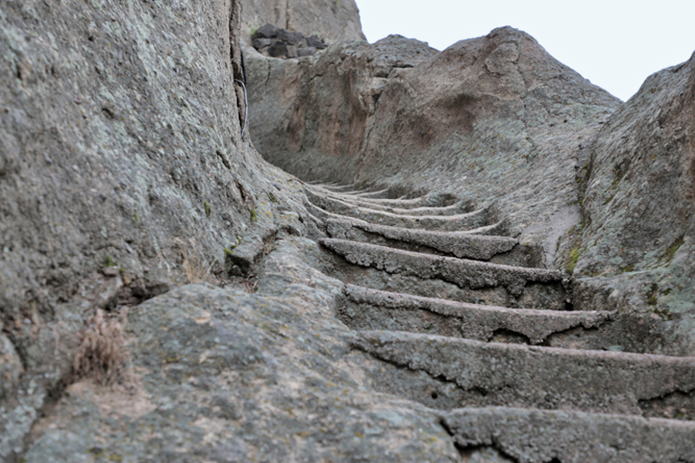 steile treppe in wardsia, georgien, mai 2024