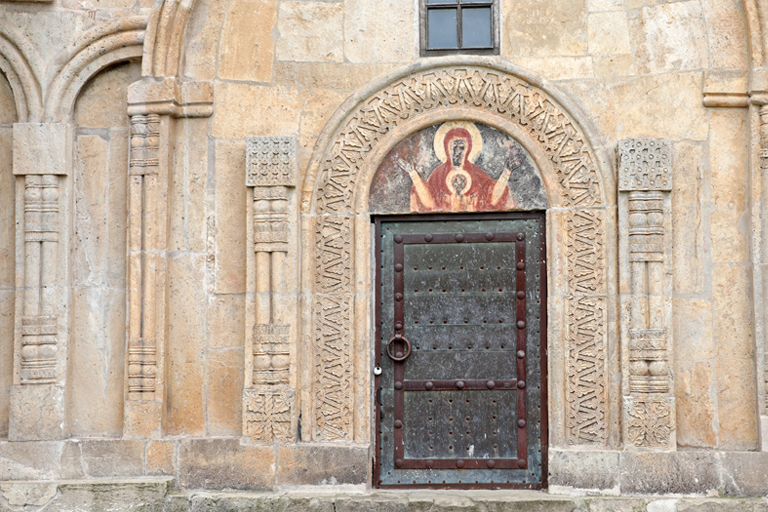 pforte der kathedrale, kloster gelati, georgien, mai 2024