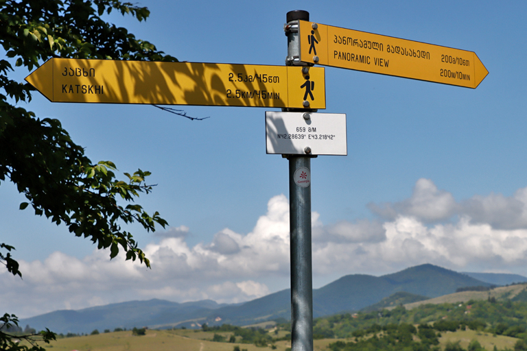 wegweiser zum panoramablick auf die kazchi-säule, georgien, mai 2024