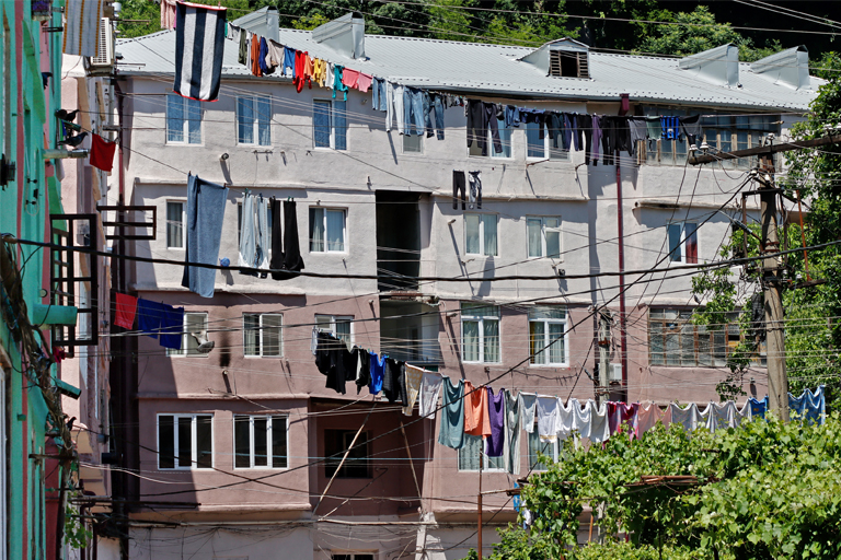 plattenbauten in tschiatura, georgien, mai 2024