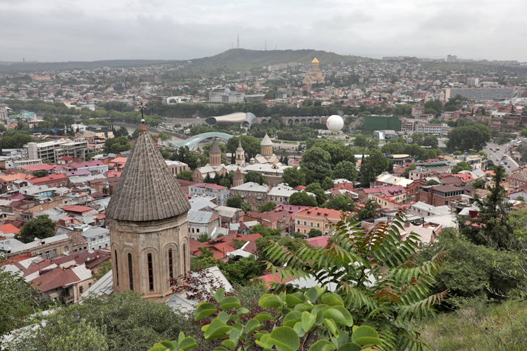 blick über tiflis von der mutter georgiens aus, georgien, mai 2024