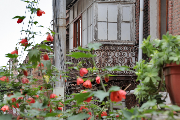 balkon in tbilissi, georgien, mai 2024