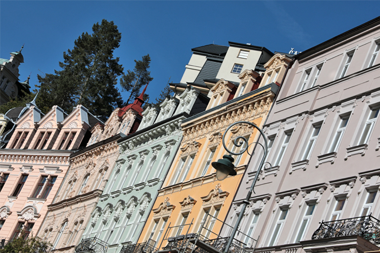 wunderschöne häuserzeile in karlsbad, tschechien, september 2024