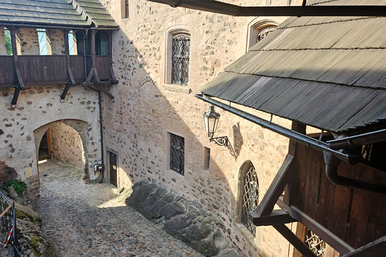 burg in loket, tschechien, september 2024