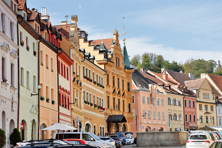 häuserzeile im ortskern von loket, tschechien, september 2024