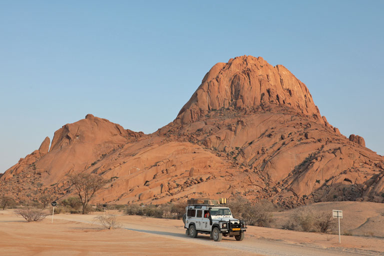 spitzkoppe und landy bei sonnenaufgang, namibia, september 2024