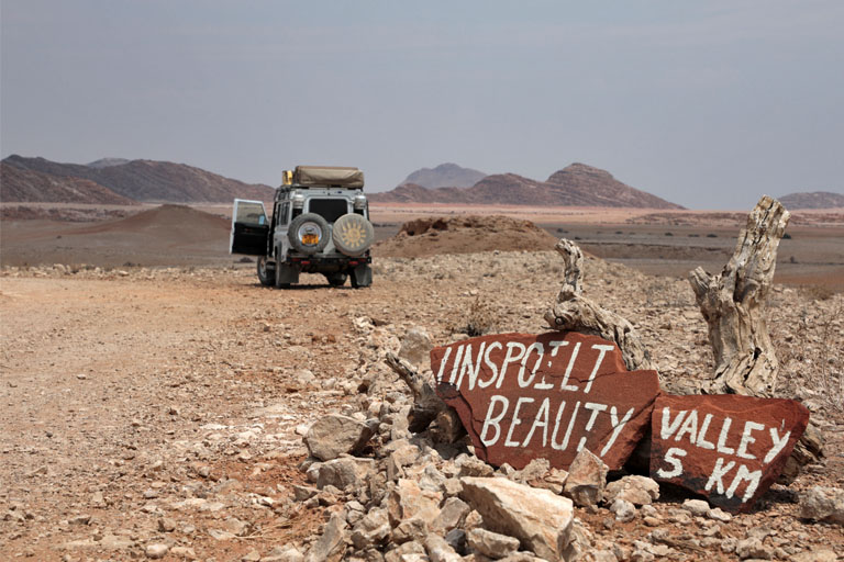 zufahrt zu namib's valley of a 1000 hills, namibia, september 2024