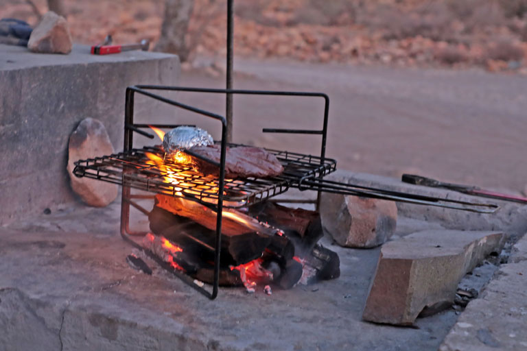 grillen auf büllsport, campsite old police station, namibia, september 2024