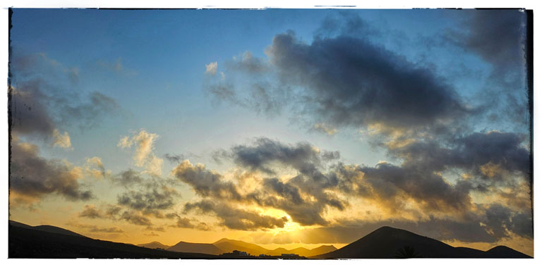 sonnenuntergang über den vulkanen, lanzarote, dezember 2024