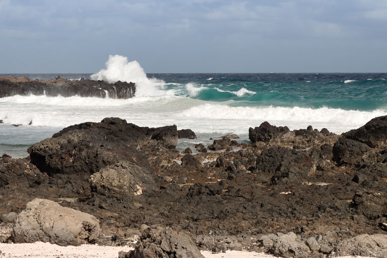 strand und brandung im norden von lanzarote, dezember 2024