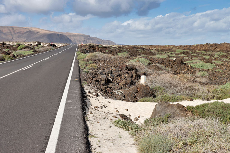 landstraße im norden von lanzarote, dezember 2024