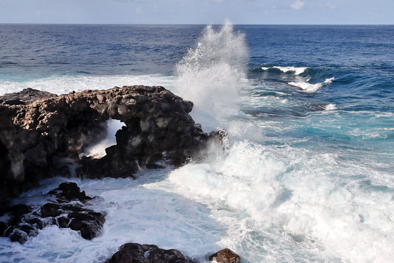 felsbogen in der brandung, küstenwanderung bei el golfo, lanzarote, dezember 2024