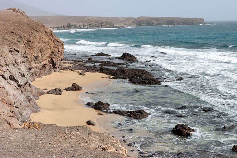 wellen und felsen an den papagayo-straenden, lanzarote, dezember 2024