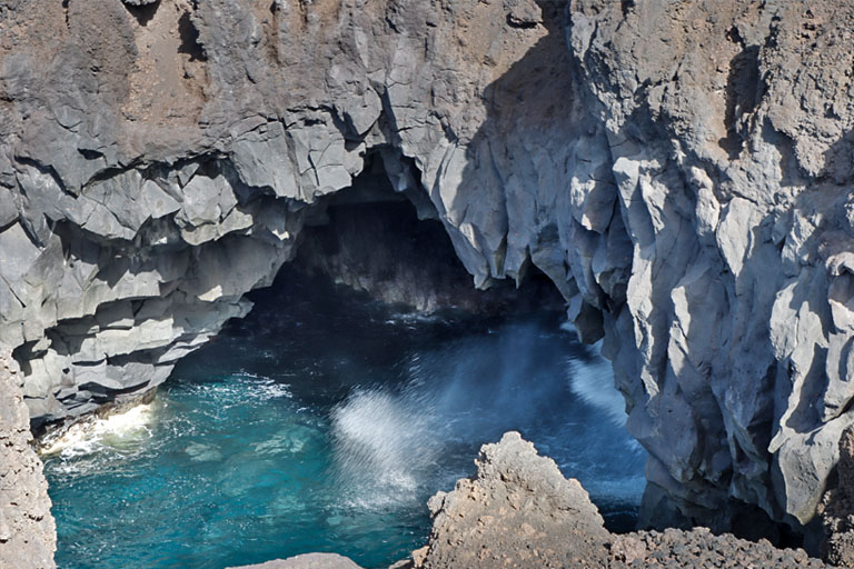unterspülte felsen bei los hervidores, lanzarote, dezember 2024