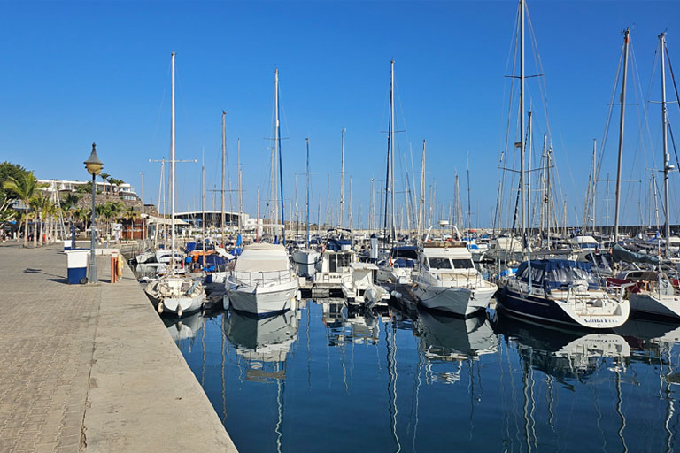 hafen von puerto calero, lanzarote, dezember 2024