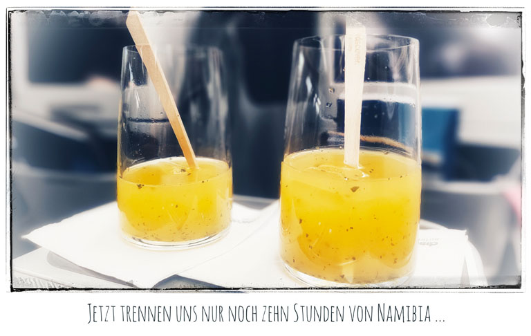 welcome drink im flieger auf dem weg nach windhoek