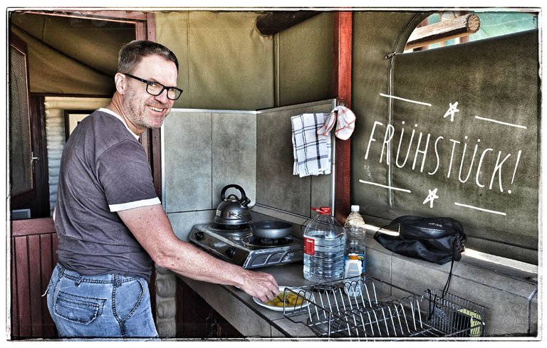 dirk macht frühstück, grootkolk, kgalagadi transfrontier park, april 2025