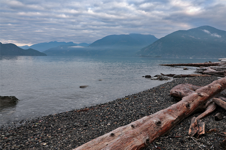 morgenstimmung in porteau cove, kanada, september 2025