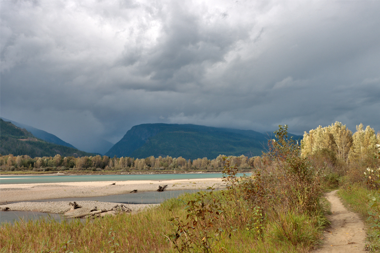 spaziergang in revelstoke, regenwolken, kanada, september 2025