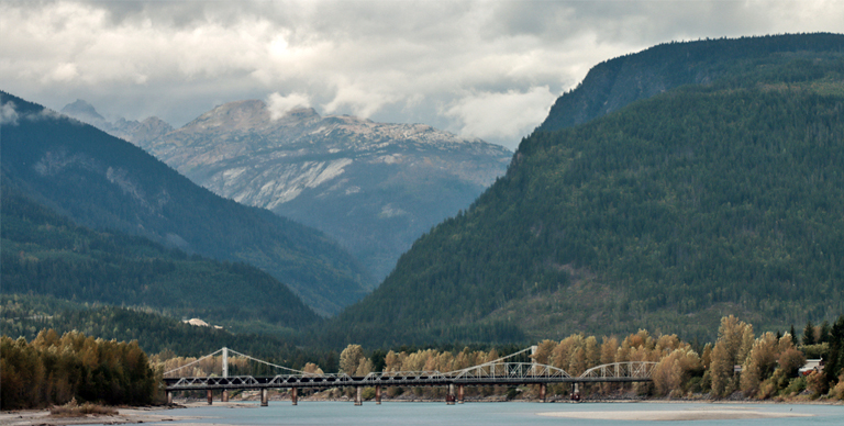 spaziergang in revelstoke, regenwolken, kanada, september 2025