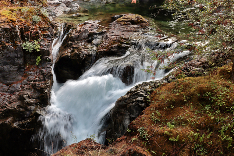 little qualicum falls, vancouver island, kanada, september 2025