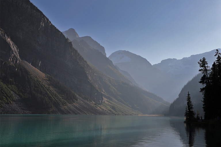 mystische stimmung am lake louise, kanada, september 2025