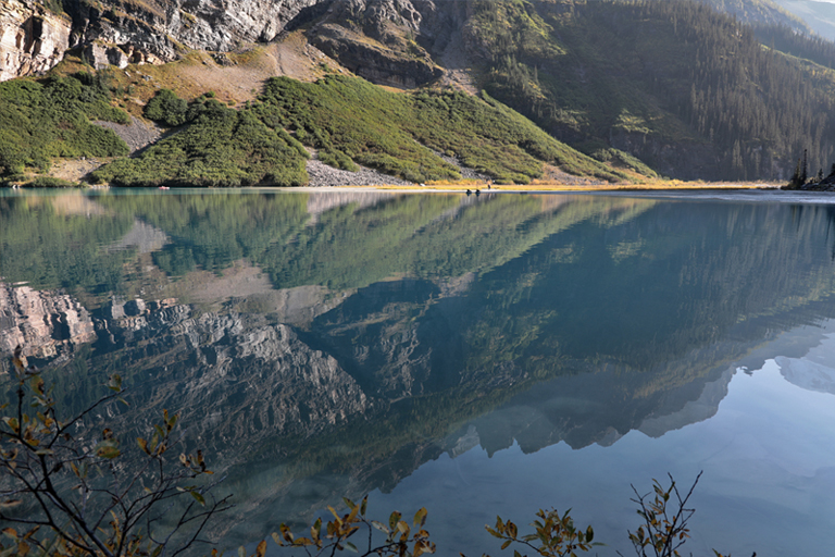 spiegelung im wasser am lake louise, kanada, september 2025