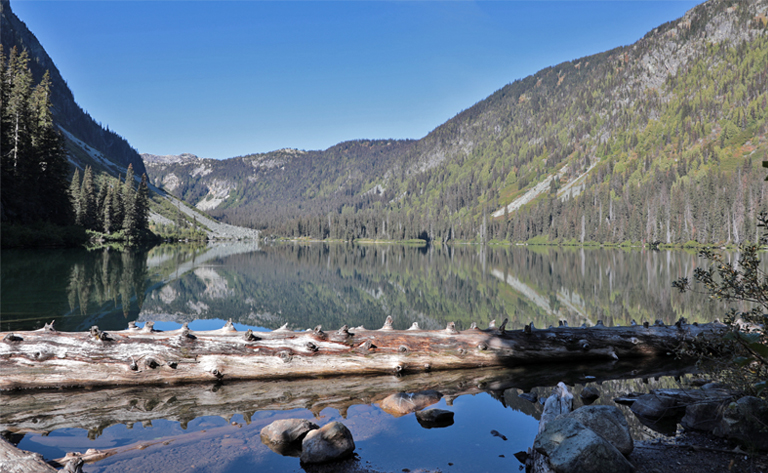 falls lake, british columbia, kanada, september 2025