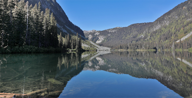 falls lake, british columbia, kanada, september 2025