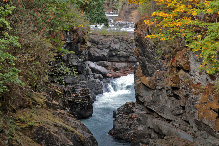 stamp river, fluss und steine, vancouver island, kanada, september 2025
