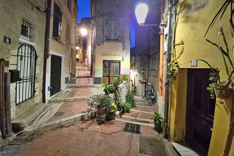 gassen und treppen in der altstadt von menton, frankreich, workation, dezember 2025