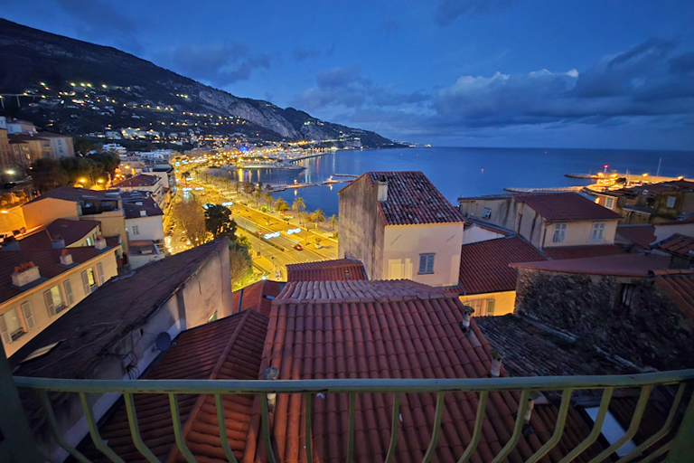 nächtlicher blick von unserem balkon in menton, frankreich, workation, dezember 2025