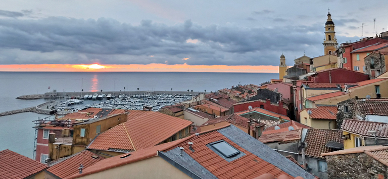 sonnenaufgang ueber den daechern von menton, frankreich, workation, dezember 2025