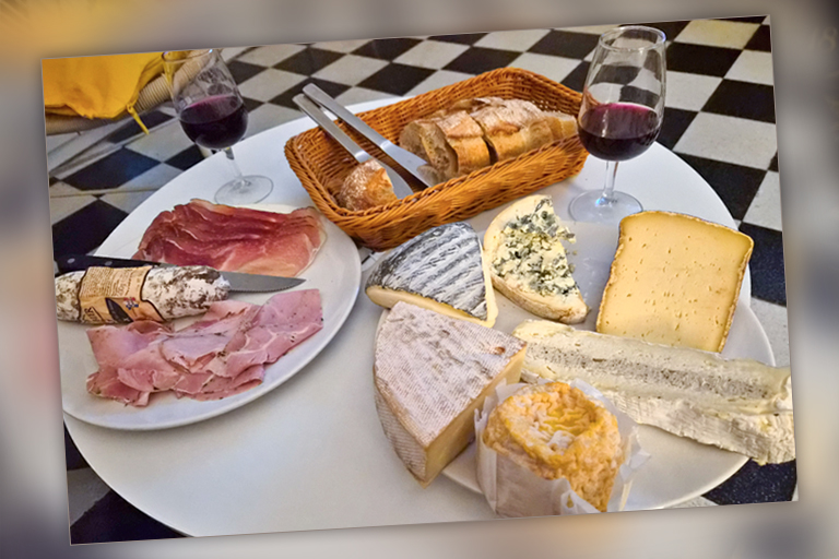 abendessen mit käse und schinken, menton, frankreich, workation, dezember 2025