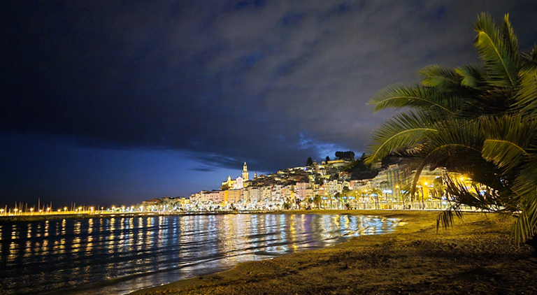 nächtlicher blick auf menton, frankreich, workation, dezember 2025