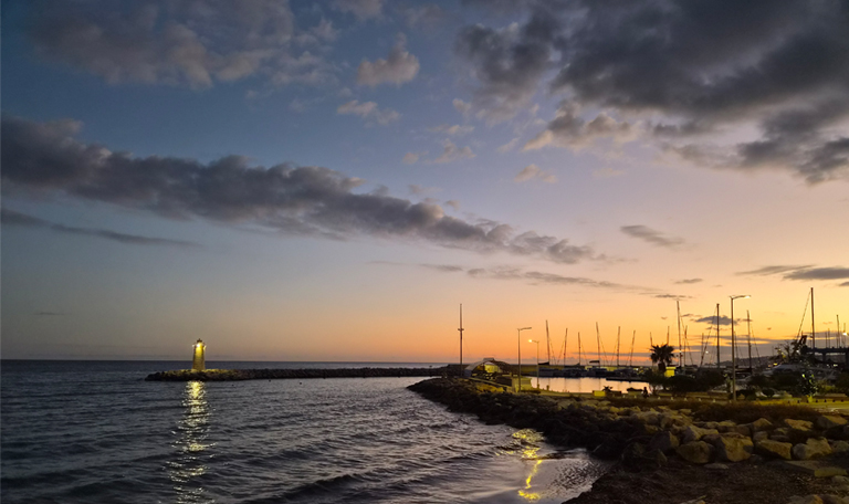abendspaziergang am meer, menton, frankreich, workation, dezember 2025