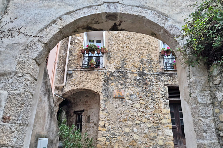 auf dem weg zur burg, roquebrune, frankreich, dezember 2025