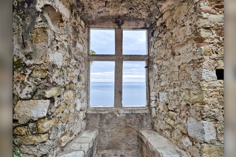 fenster im château de roquebrune, frankreich, dezember 2025