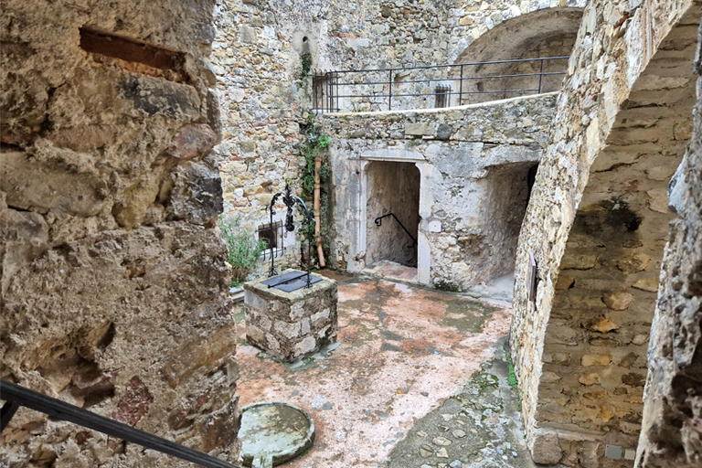 innenhof im château de roquebrune, frankreich, dezember 2025