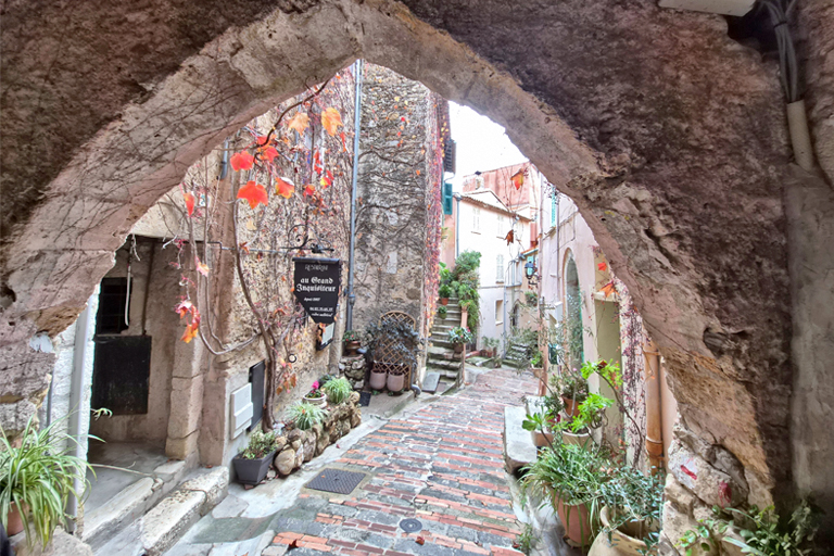 kleine gasse in roquebrune, frankreich, dezember 2025