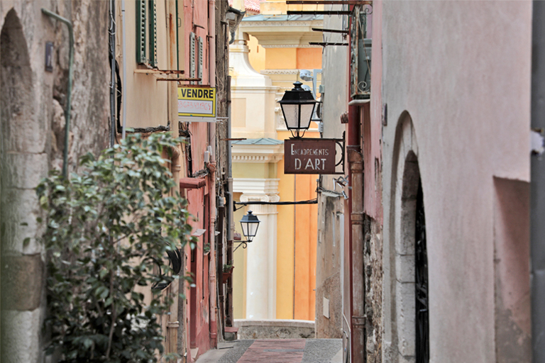 schmale gasse in menton, frankreich, workation, dezember 2025