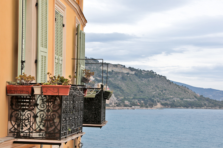 balkon mit meerblick in menton, frankreich, workation, dezember 2025