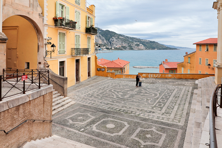 platz vor der kirche in menton, frankreich, workation, dezember 2025
